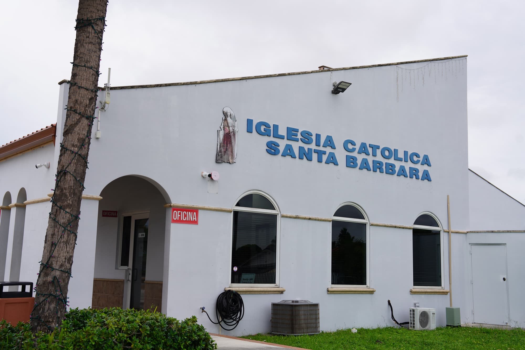 Iglesia Catolica Santa Barbara building